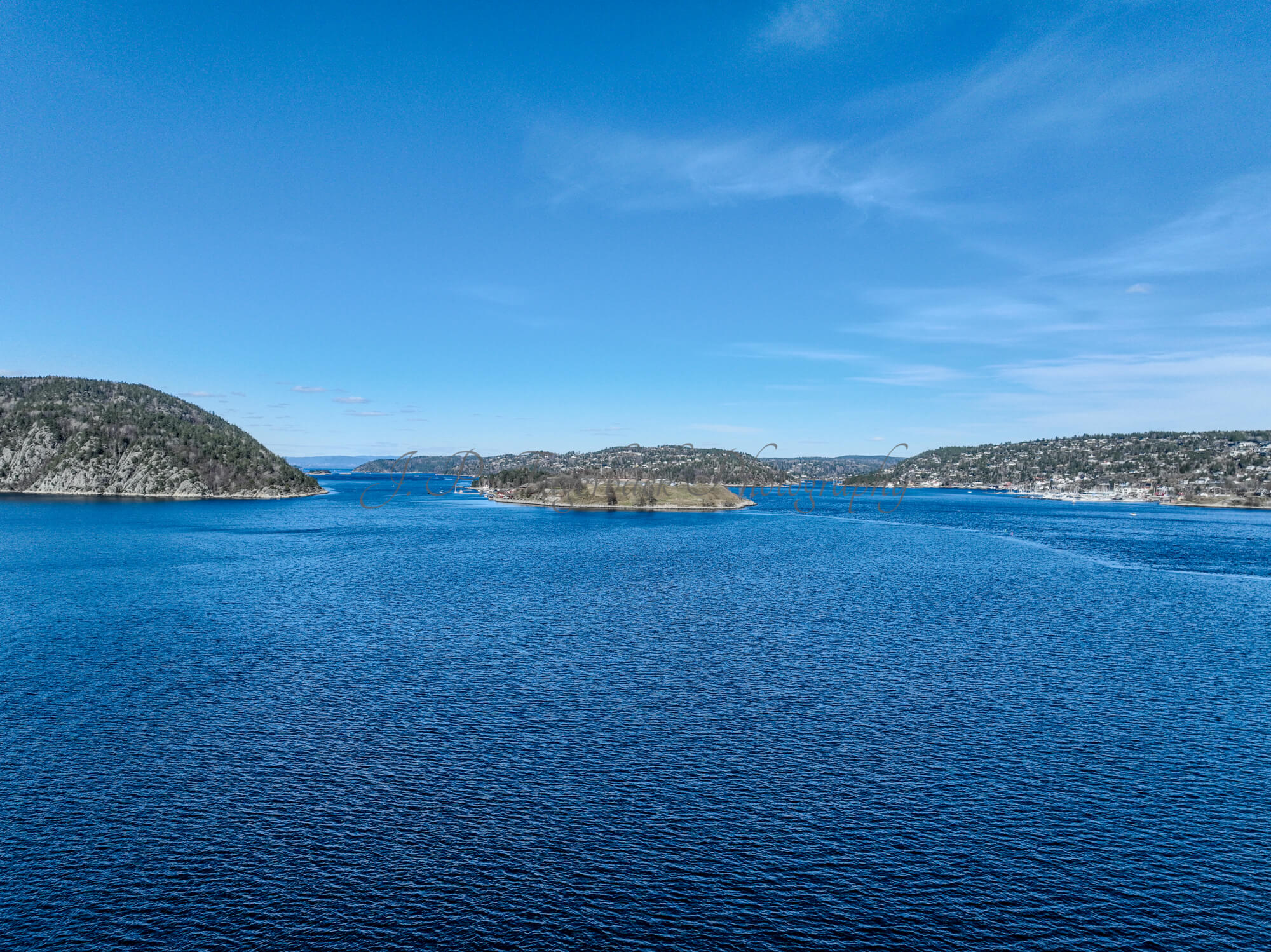 Two islands in a body of water where the right one has a fort on it