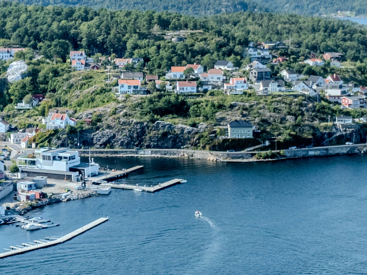 A town with small white houses along a shoreline